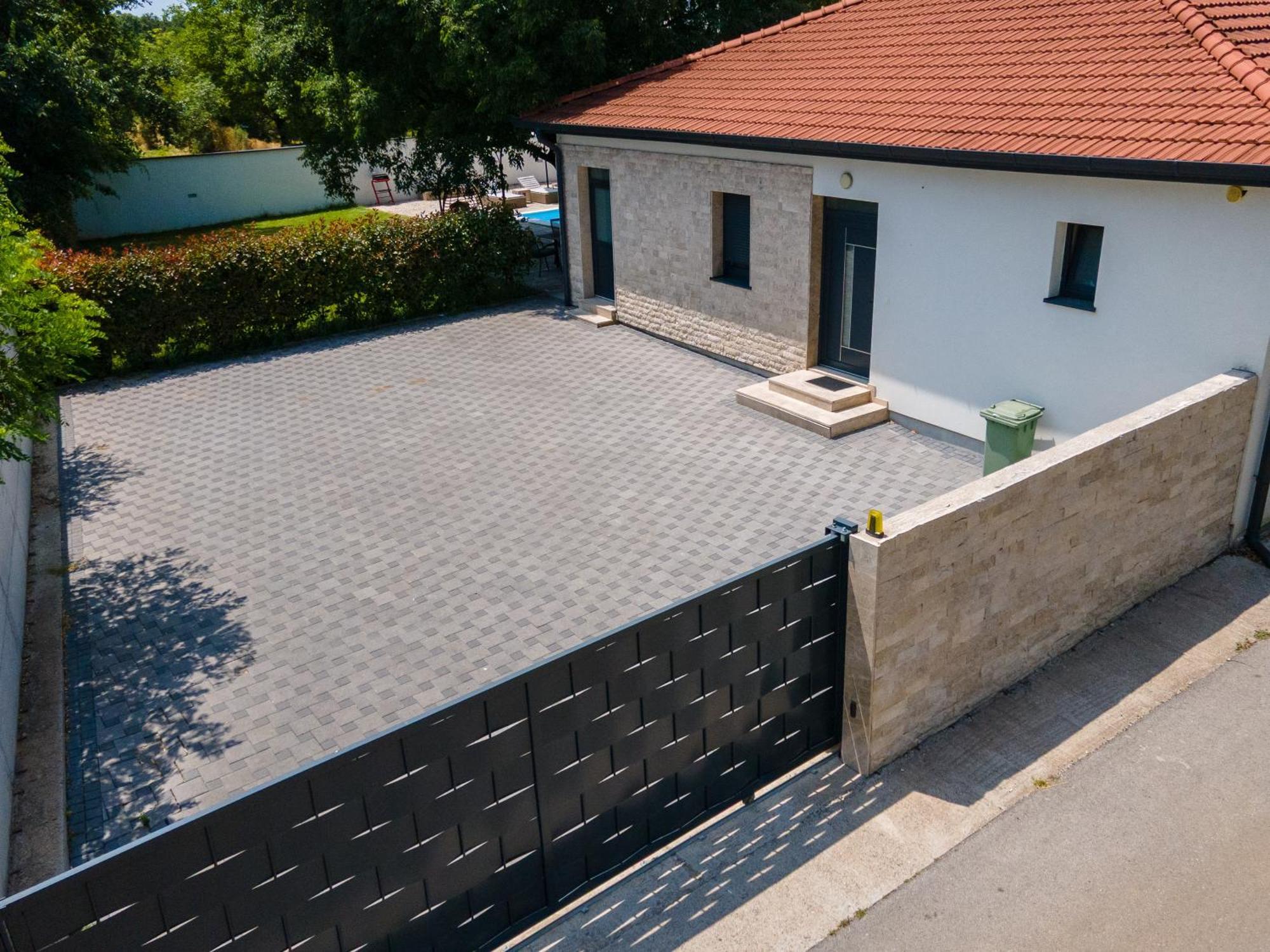 Elena Villa *